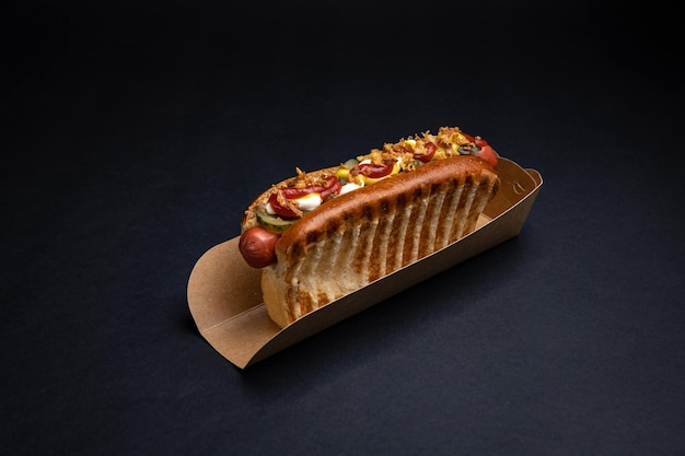 Hot dog in piatti di carta con salsicce e salsa