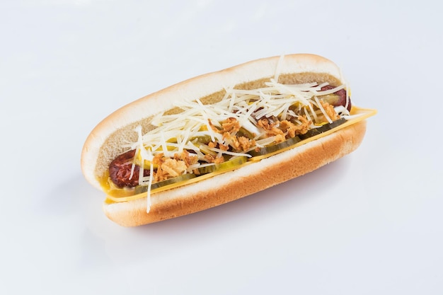 Hot dog su sfondo chiaro