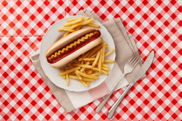 Hot dog tradizionali patatine fritte bevande e salse menu del ristorante