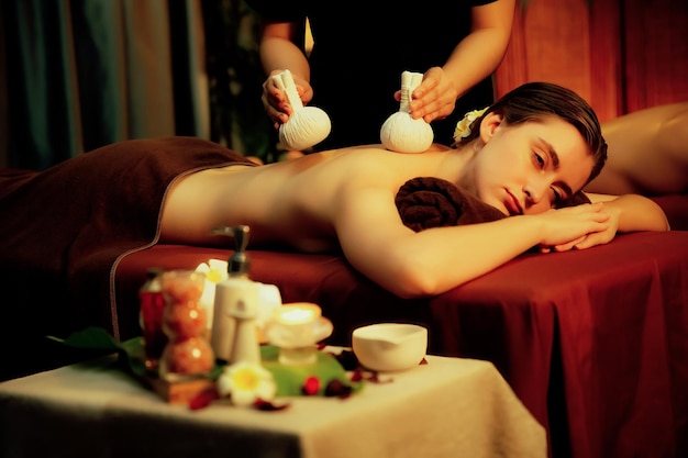 Hot herbal ball spa massaggio trattamento del corpo con coppia cliente quiescente