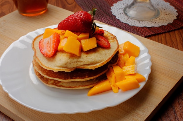 Hotcakes serviti pronti per la colazione Hotcakes decorati con fragole