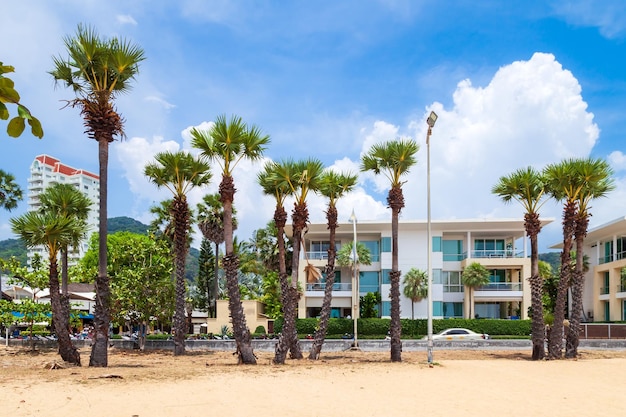 Hotel a cinque stelle sulle rive della spiaggia di Karon con palme e sabbia gialla scricchiolante