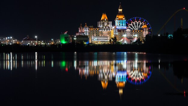 Hotel "Bogatyr" illuminato di notte nel Parco Olimpico, Sochi, Russia.