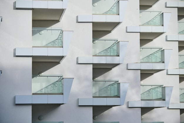 Hotel dall'edificio bianco con molte terrazze