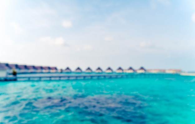 Hotel di località di soggiorno tropicale tropicale delle Maldive della sfuocatura astratta ed isola con la spiaggia ed il mare