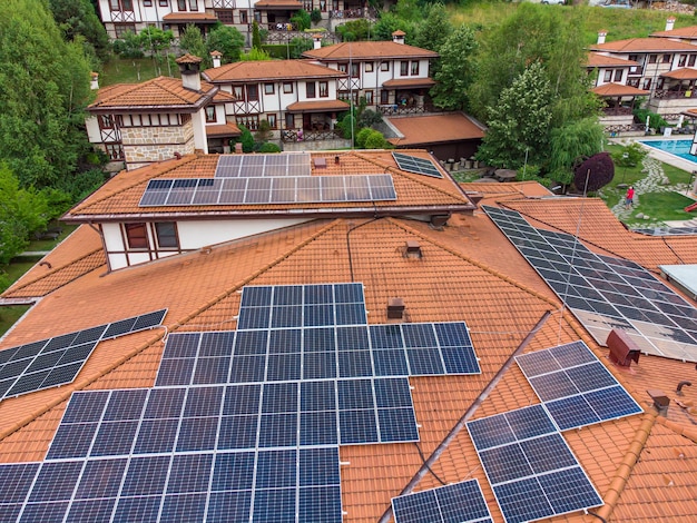 Hotel di lusso con pannelli solari sul tetto vista aerea