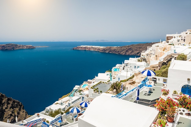 Hotel di lusso con vista mare. Architettura bianca sull'isola di Santorini, Grecia. Bellissimo paesaggio con vista mare.