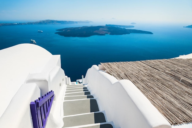 Hotel di lusso con vista mare. Architettura bianca sull'isola di Santorini, Grecia. Bellissimo paesaggio estivo