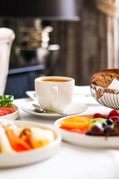 Hotel di lusso e servizio in camera a cinque stelle vari piatti di cibo pane e caffè come colazione in camera per viaggi e ospitalità