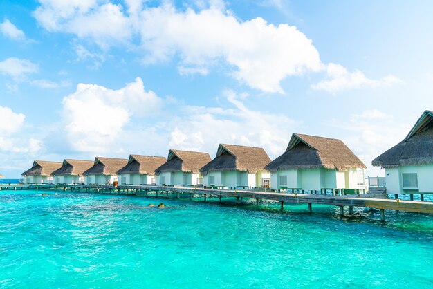 hotel e isola di vacanze tropicale delle Maldive con la spiaggia e il mare per il concetto di vacanza di festa