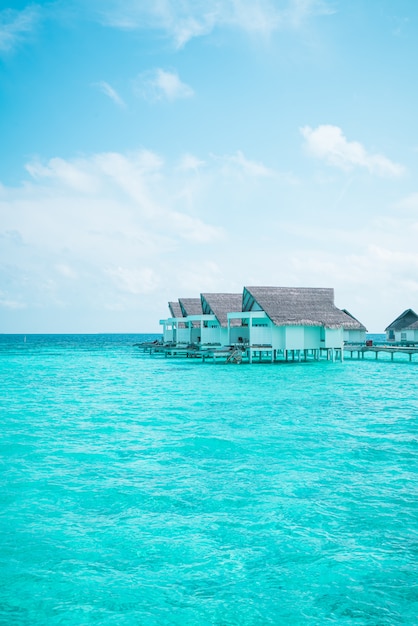 hotel e isola di vacanze tropicale delle Maldive con la spiaggia e il mare per il concetto di vacanza di festa