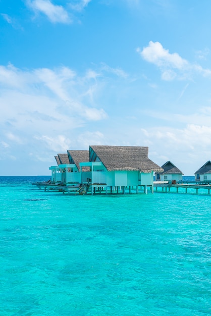 hotel e isola di vacanze tropicale delle Maldive con la spiaggia e il mare per il concetto di vacanza di festa