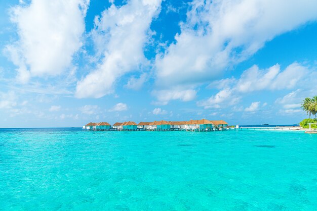 hotel e isola di vacanze tropicale delle Maldive con la spiaggia e il mare per il concetto di vacanza di festa