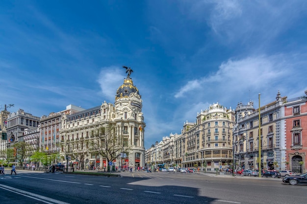 Hotel Metropolis a Madrid in una bella giornata primaverile in Spagna