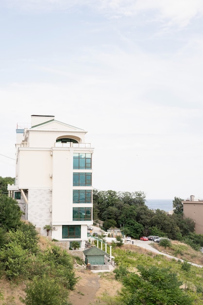 Hotel o condominio in riva al mare. Bellissimo paesaggio estivo sul mare