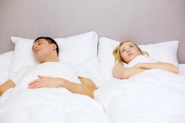 hotel, viaggi, relazioni e problemi con il concetto di sonno - coppia familiare a letto, donna con insonnia