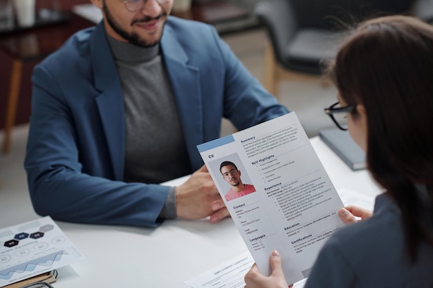 HR manager che legge il curriculum vitae che intervista il candidato