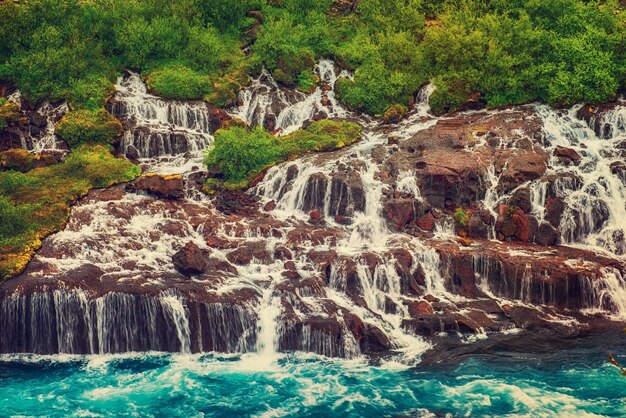 Hraunfossar serie di cascate formate da rivoli che scorrono su una distanza di circa 900 metri Destinazione di viaggio dell'Islanda