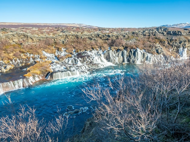 Hraunfossar waterall La lava cade una delle insolite scogliere d'acqua in Islanda