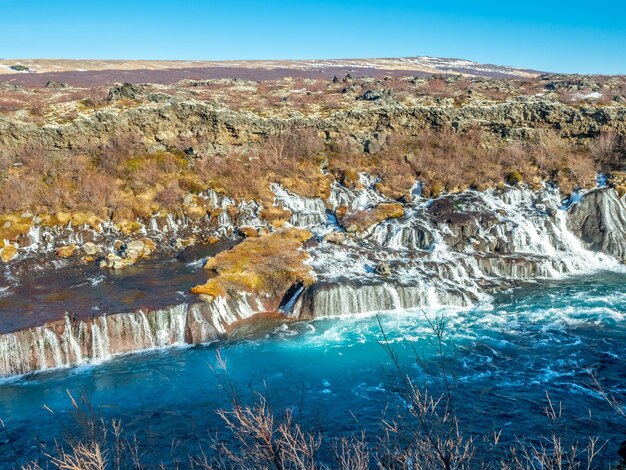 Hraunfossar waterall La lava cade una delle insolite scogliere d'acqua in Islanda