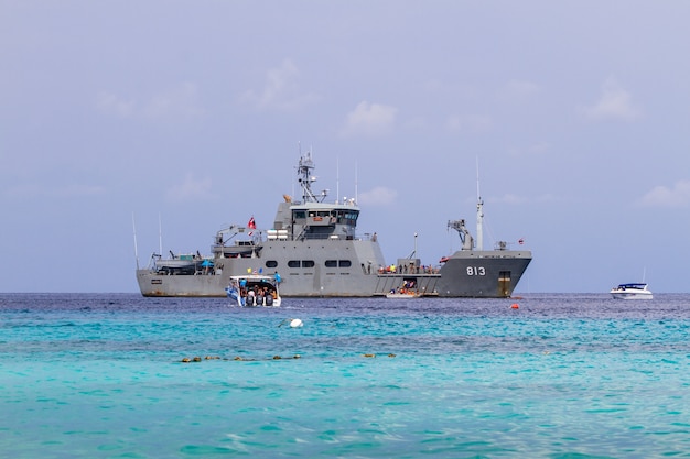 HTMSPHARUEHATSA BODI 813 della Royal Thai Navy nel parco naturale di Similan