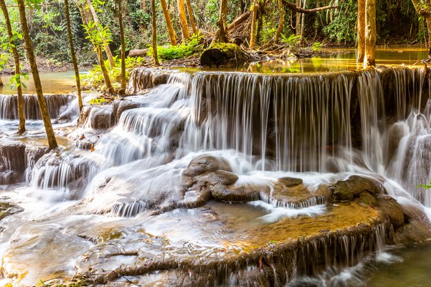 Huai Mae Khamin Waterfall Con la luce del mattino Kanchanaburi, Thailandia