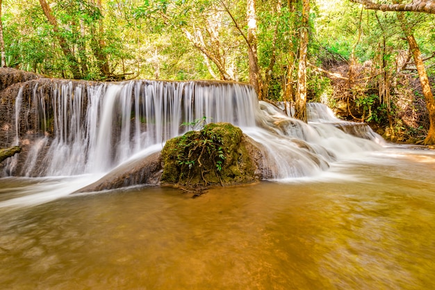 Huai Mae Khamin Waterfall Con la luce del mattino Kanchanaburi, Thailandia