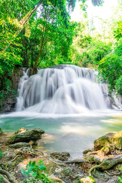 Huay Mae Kamin Waterfall a Kanchanaburi in Tailandia