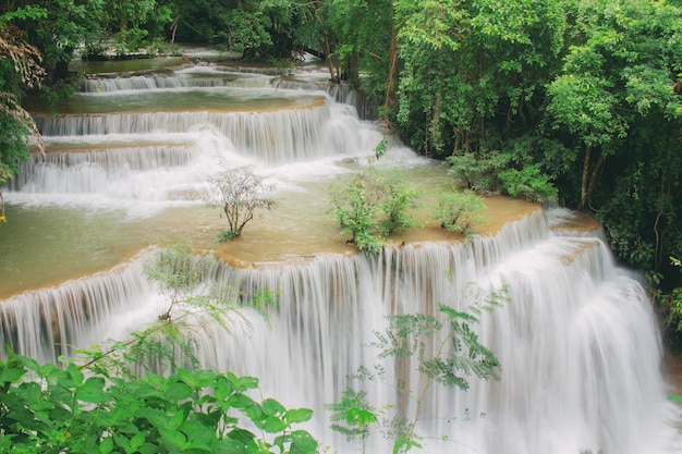 Huay mae kamin waterfall con la stagione verde.