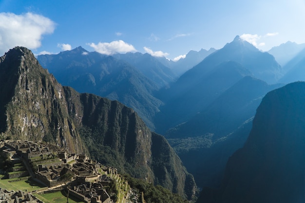 Huayna Picchu con vista sulle montagne oltre