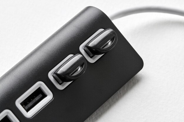 Hub USB portatile nero per quattro connessioni con unità flash USB