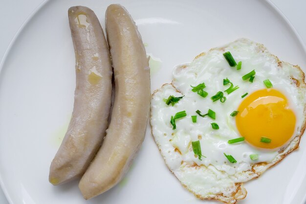 Huevos fritos con yema acompaÃƒÂƒÃ‚Â±ados de plÃƒÂƒÃ‚Â¡tano affresco, vista superior