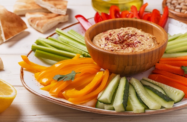 Hummus casalingo sano con verdure fresche assortite e pane pita.