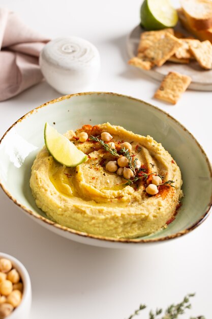 Hummus classico con spezie e lime in una ciotola