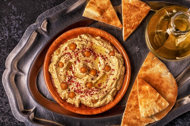 Hummus classico sul piatto.