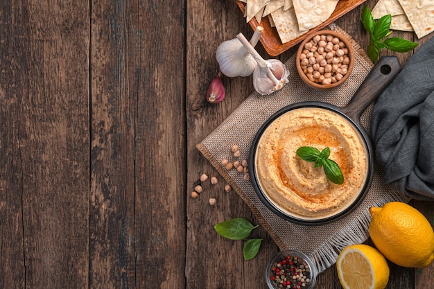 Hummus con aglio e limone al sesamo su fondo di legno