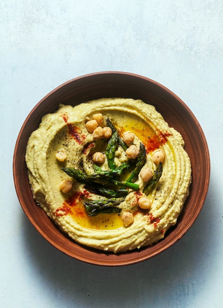 Hummus con asparagi verdi. ricetta alternativa primaverile