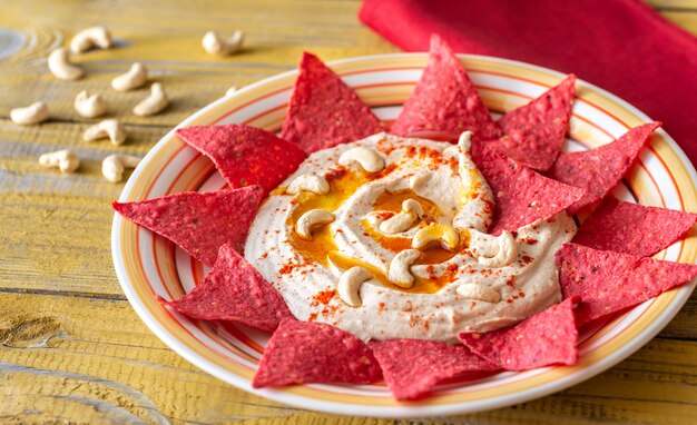 Hummus con tortilla chips