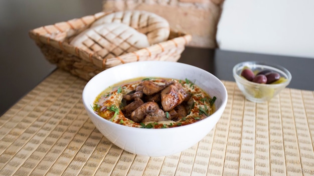 Hummus con verdure e carne di pollo alla griglia.