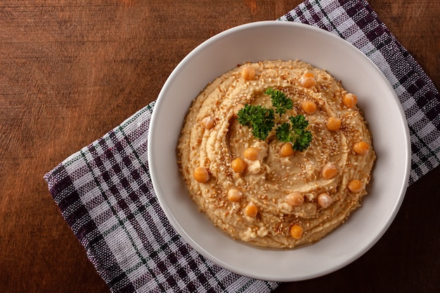 Hummus cremoso fatto in casa con olio d'oliva