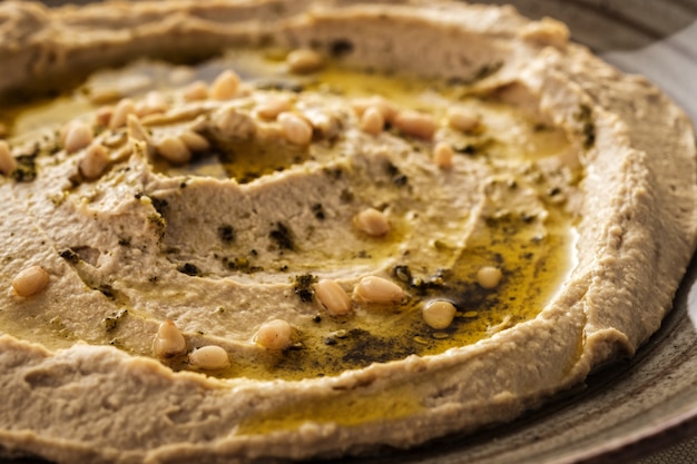 Hummus delizioso con pinoli e olio d'oliva