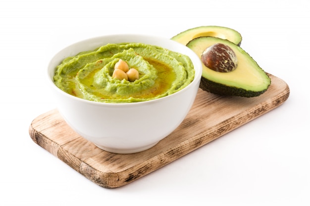 Hummus di avocado con avocado fresco in ciotola isolata