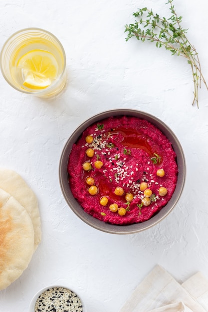 Hummus di barbabietola in una ciotola grigia. Mangiare sano. Cibo vegetariano.