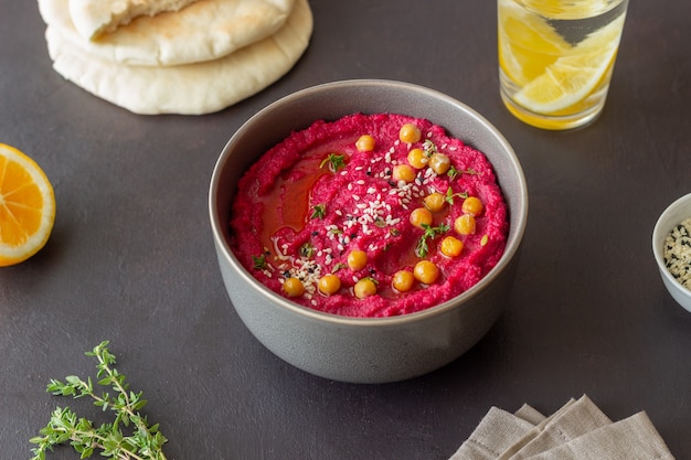 Hummus di barbabietola in una ciotola grigia. Mangiare sano. Cibo vegetariano.