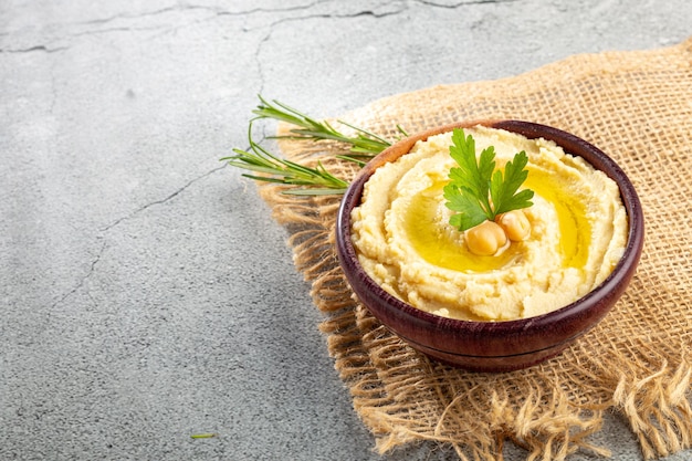 Hummus di ceci con olio d'oliva nella ciotola