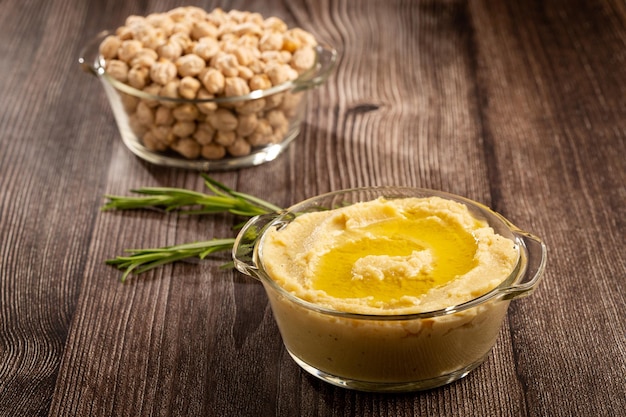 Hummus di ceci con olio d'oliva nella ciotola