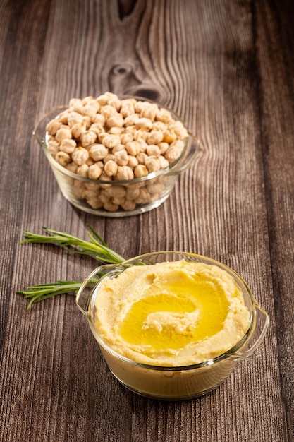 Hummus di ceci con olio d'oliva nella ciotola