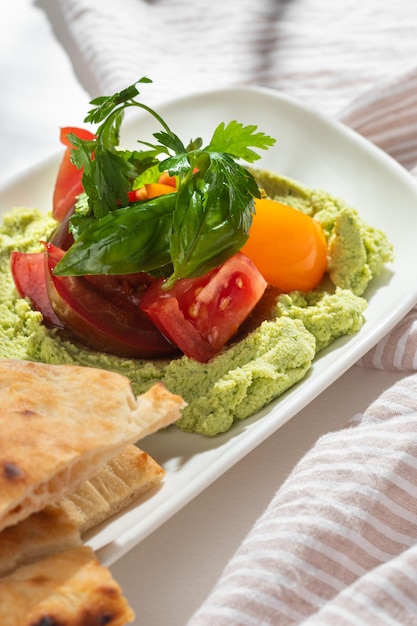 Hummus di Edamame con pomodoro fresco menu del ristorante