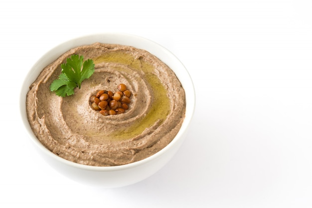 Hummus di lenticchie e pane della pita isolati su fondo bianco