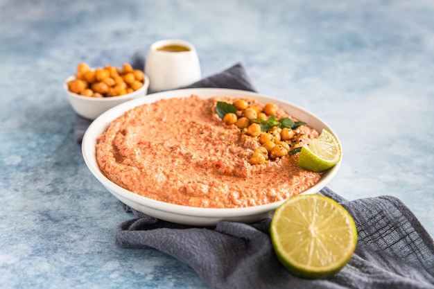 Hummus di peperoni arrosto guarnito con menta e lime Spuntino vegetariano